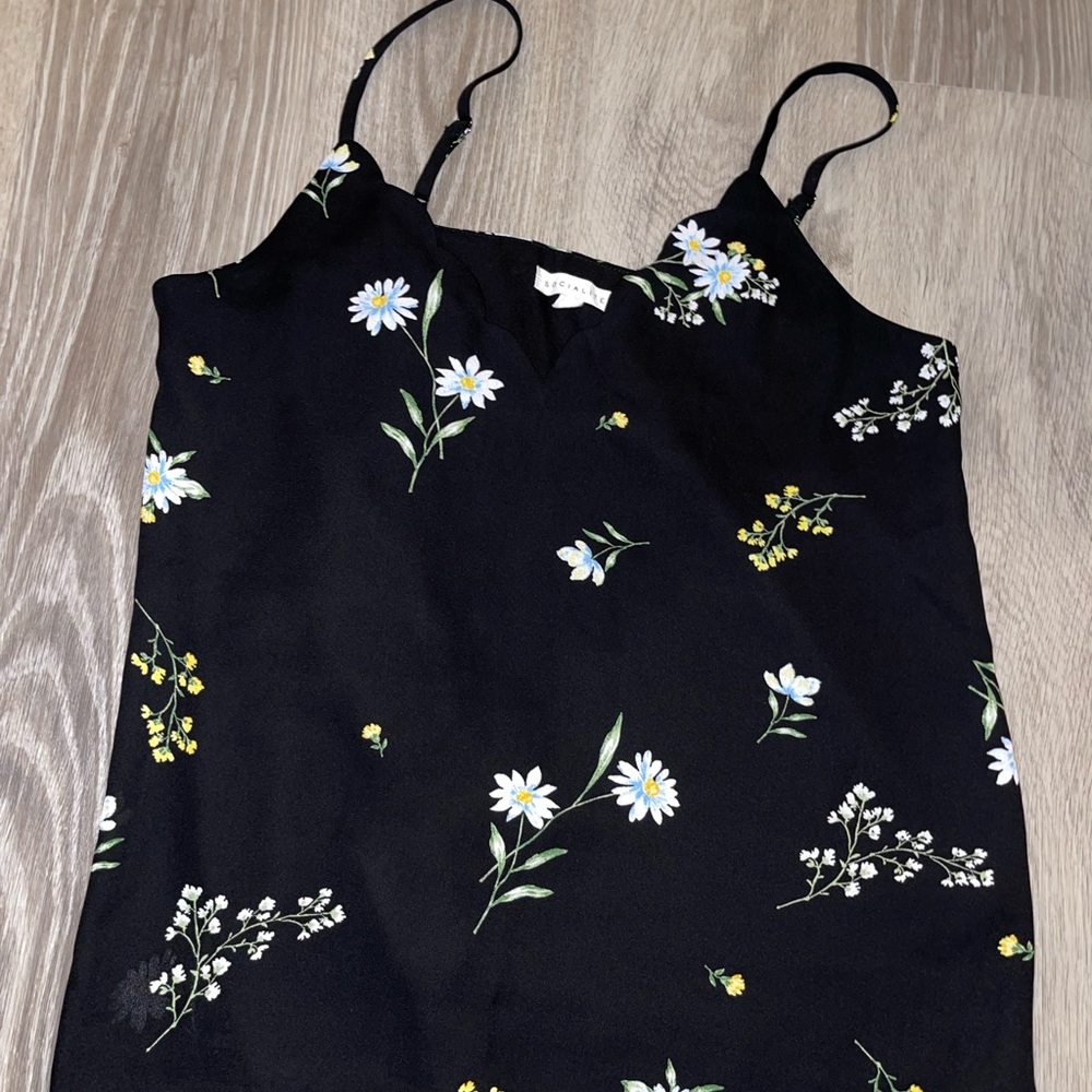 cute scalloped v neck tank top